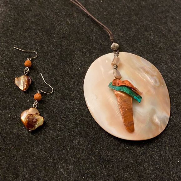 Mother of Pearl natural sea shell necklace and matching earrings set - Picture 5 of 13